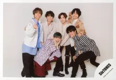 【中古】生写真(ジャニーズ) SixTONES/集合(6人)/横型・膝上/SixTONES アーティスト写真撮影オフショット/公式生写真