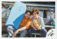 【中古】生写真(ジャニーズ) ジャニーズWEST/桐山照史・小瀧望/横型・膝上・座り・衣装黄・水色・桐山右手サーフボード・小瀧両手水鉄砲・背景野外/『人生は素晴らしい』PV＆ジャケ写撮影/公式生写真