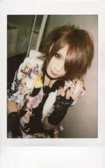 【中古】生写真(男性) UNiTE.(ユナイト)/ハク/上半身・衣装白黒紫・左手胸元・体正面・背景グレー/生チェキ