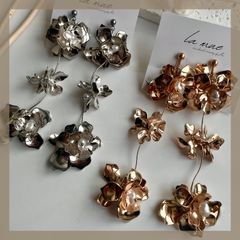 ハンドメイドピアス《304ステンレス 24KGP 本金メッキ ポスト》 ブライダル ウェディング メタル フラワー 大ぶり 華やか ピアス ゴールド シルバー ロング 淡水パール調 バロックパール風 ワイヤー お花 アレルギー対応《イヤリング変更可能》