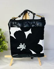 【裁縫ストア・ボヌール】大人かわいい　北欧風　大輪花柄　ツイルアネモネガーデン　ブラック/ホワイト　ショルダーバッグ　サコッシュ　クロスボディーバッグ　ハンドメイド　合皮キルトカットクロス　ゴージャス   スマート / №500-582