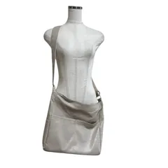 レディース バッグ フェイクレザー ショルダーバッグ A4対応 ポケット付き ワンショルダー アイボリー 通勤 通学 お出かけ 軽量 大容量 人気 美品 上品 エレガント おしゃれ カジュアル 春秋コーデ 高級感 ブランド風