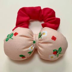 ハンドメイド　いちごとお花のリボンシュシュ　キッズ　ヘアゴム　シュシュ　リボン　花柄　いちご　ピンク