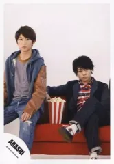 【中古】生写真(ジャニーズ) 嵐/相葉雅紀・櫻井翔/赤色ソファに座り・櫻井足組み.右手ポップコーン・相葉パーカー青.茶/公式生写真