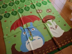 新品　アクリル素材♪　となりのトトロ（葉っぱシャワー）ニット織　ひざ掛け　毛布