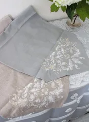 テーブルランナー テーブルセンター コットン グレー ベージュ ダマスク 刺繍 ４０×１００ｃｍ フレンチシック 輸入雑貨 アンティーク風 シャビーシック フレンチカントリー インド