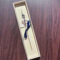 飾り盾　純金製の釣り針(K24刻印　約0.9グラム) 飾り盾 純金製の釣り針(K24刻印 約0.9グラム) - メルカリ