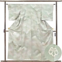 色無地 身丈158cm 裄62cm 前幅23.5cm 後幅29cm 袖丈48cm 袖幅32.5cm レディース 袷 雲取り 裄Sサイズ 秋冬春用 正絹（シルク）グリーン やや難 リメイク リユース リサイクル【呉服のきくや】