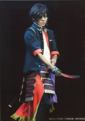 【中古】生写真(男性) 牧島輝(大倶利伽羅)/ライブフォト・膝上・1部衣裳・右向き・両手刀・キャラクターショット/「ミュージカル『刀剣乱舞』 ～三百年の子守唄～」ローソンプリント限定舞台ブロマイド