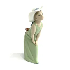 LLADRO リヤドロ 鏡の前で 若草色の少女 Amazon.co.jp: リヤドロ LLADRÓ 人形 鏡のまえで 若草色の少女