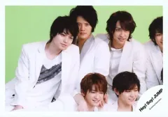 【中古】生写真(ジャニーズ) Hey! Say! JUMP/集合(5人)/横型・バストアップ・衣装白・手前山田知念肩組・伊野尾体斜め・目線右・背景緑/公式生写真