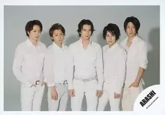 【中古】生写真(ジャニーズ) 嵐/集合(5人)/横型・膝上・シャツ白・センター松本・櫻井両手ポケット・背景白/公式生写真