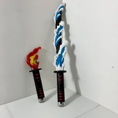 【瀬戸店】DX日輪刀 鬼滅の刃 BANDAI（本体(柄)2本・刀身(ヒノカミ神楽)1本・刀身(水の呼吸))【701-4992】