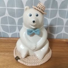 クマの陶器置物 編み物の帽子とカゴ付き - メルカリ
