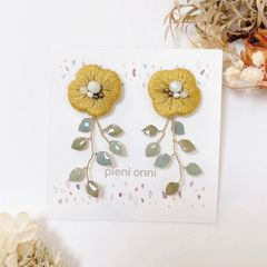 マスタードイエローのお花とたっぷり葉っぱの刺繍ピアス/イヤリング - メルカリ