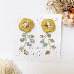 マスタードイエローのお花とたっぷり葉っぱの刺繍ピアス/イヤリング