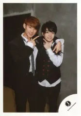 【中古】生写真(ジャニーズ) 関西ジャニーズJr./西畑大吾・向井康二/膝上・衣装白黒・顎に手/18初春 関西ジャニーズJr. コンサートグッズ撮影オフショット/公式生写真