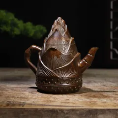 A Yixing 'squirrel' teapot and cover, 20th century 二十世紀