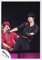 【中古】生写真(ジャニーズ) 関ジャニ∞/大倉忠義・錦戸亮/ライブフォト・錦戸衣装黒・黒帽子・大倉衣装赤・赤色帽子・背景黒/公式生写真