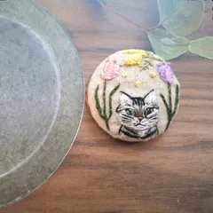 刺繍　アメショー猫さんとチューリップとミモザのSpring　ブローチ／ヘアゴム