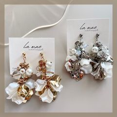 ハンドメイドピアス イヤリング ブライダル ウェディング 結婚式 ビーズ 花びら フラワー お花 メタル クリア オーロラ パール ジャラジャラ 大ぶり フリル アレルギー対応 ステンレス 24金 ゴールド シルバー 華やか キラキラ 宝石