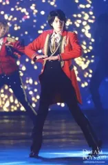 【中古】生写真(ジャニーズ) 美少年/佐藤龍我/ライブフォト・全身・衣装赤・黒・両手曲げ・体左向き・目線右・2Lサイズ/「DREAM BOYS 2019」ステージフォト 第2弾