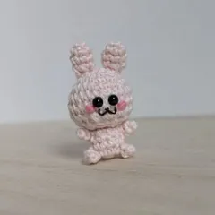 あみぐるみ　ちびうさぎ　ミニ　薄ピンク　ベビーコットン　目寄せ　ストラップ　ハンドメイド