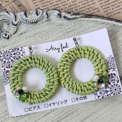 夏ラタンフープイヤリング　ビジューリング　グリーンアクセサリー
