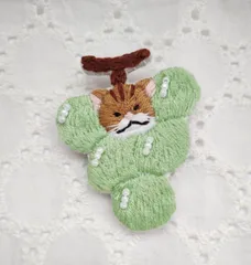 シャインマスカットにかくれんぼ　ねこさん