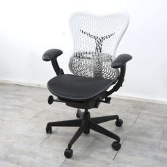 ハーマンミラー Herman Miller MIRA ミラチェア MR113AAM-0010 可動肘 ホワイト 白 メッシュ 高機能 事務椅子 EG17576 中古オフィス家具