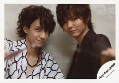 【中古】生写真(ジャニーズ) Hey! Say! JUMP/八乙女光・薮宏太/横型・バストアップ・浴衣白茶・片手前・扇子・薮体左向き・背景グレー白/公式生写真