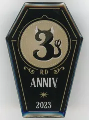 【中古】バッジ・ビンズ ロゴ 3周年ピンバッジ 「ディズニー ツイステッドワンダーランド展 ヴィランズから生まれた世界」