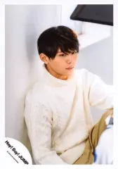 【中古】生写真(ジャニーズ) Hey! Say! JUMP/山田涼介/膝上・座り・衣装白.ベージュ・体右向き・壁に寄りかかり・背景白/16-17冬 コンサートグッズ撮影/公式生写真