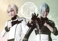 【中古】生写真(男性) 三浦宏規(髭切)・高野洸(膝丸)/2部衣裳・2Lサイズ・キャラクターショット・「ミュージカル『刀剣乱舞』～つはものどもがゆめのあと～」/CD「刀剣男士 formation of つはもの『BE IN SIGHT』」膝丸メインパッケージ公