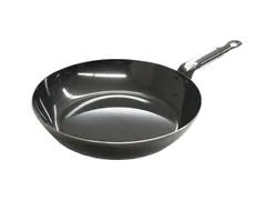 【特価セール】遠藤商事 TKG 鉄フライパン 20cm 内径×深さ(mm)203×40柄長(mm) 95底径(mm)135板厚(mm)2.3 質量(kg)0.77 IH対応 ハンドルが短く使いやすい 厚板黒皮仕様で均一な熱伝導と高い熱保持能力を発揮 体に嬉しい