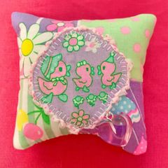 ハンドメイド　パッチde針山　ネオンなアヒルさん　パッチワーク　針山　ピンクッション　アヒル　花柄　フルーツ柄　ネオンカラー　チャーム　ハート