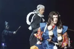 【中古】生写真(ジャニーズ) ジャニーズ/滝沢秀明・藤ヶ谷太輔/ライブフォト・横型・上半身・衣装グレー・青・2Lサイズ/滝沢演舞城 ’08 命/公式生写真