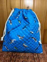 412 ハンドメイド　巾着袋　35×30  オムツ入れ　お着替え袋　ターコイズブルー　お道具入れ　上履き入れ　体操着袋　ズック袋　キルティング　 水族館　水の生き物　海　イルカ　サメ　クジラ　ジンベエザメ　小学校　こども園　男の子　女の子