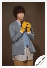 【中古】生写真(ジャニーズ) Hey! Say! JUMP/八乙女光/膝上・衣装青・右向き・両手魚のオブジェ・手袋・背景グレー/Hey! Say! JUMP シングル「Lucky-Unlucky」MV＆ジャケ写オフショット/公式生写真