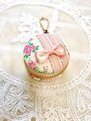 ローズガーデン リボン刺繍ブローチ ハンドメイド くるみボタン - メルカリ