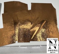 国産レザー　山羊革　エンボス　ヘビ柄　ハギレ　ブロンズ（明るめ）　0.8mm-0.9mm　皮革　革　本革　レザー　レザークラフト　共通画像　送料無料　250212-17