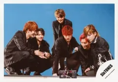【中古】生写真(ジャニーズ) SixTONES/集合(6人)/横型・全身・しゃがみ・衣装黒・目線下・背景青・機材/シングル「Imitation Rain / D.D.」MV＆ジャケ写オフショット/公式生写真