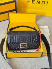 【本日限定特価】フェンディ バゲット ミディアムサイズ 25cm/17cm レザーバージョン チャーム付き[本日特価|新品未使用品]