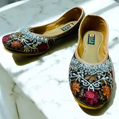 パーヤル付き ジュッティ 花刺繍＆銀飾り 黒×多色 インドの伝統靴