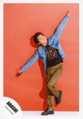 【中古】生写真(ジャニーズ) 嵐/大野智/全身・衣装青・デニム・両手広げ・左手上げ・左足上げ・顔右上向き・背景赤/「Are You Happy?」ジャケ写撮影＆「Don’t You Get It」PV撮影/公式生写真