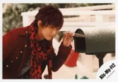 【中古】生写真(ジャニーズ) Kis-My-Ft2/藤ヶ谷太輔/横型・バストアップ・衣装赤・マフラー豹柄・左手郵便ポスト/公式生写真