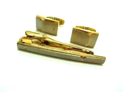 YVESSAINTLAURENT イヴサンローラン ネクタイピン カフスボタン カフリンクス ２点セット 紳士 メンズ ゴールド系 DG7640 冠婚葬祭 結婚式 葬式