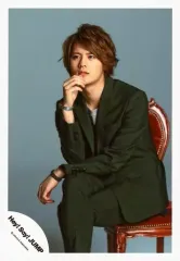 【中古】生写真(ジャニーズ) Hey! Say! JUMP/岡本圭人/膝上・座り・衣装黒・グレー・足組み・右手顎・左向き・椅子・背景グレー/アルバム「DEAR.」ジャケ写撮影オフショット/公式生写真