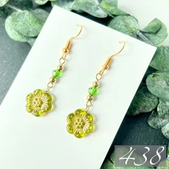 【438】ハンドメイドピアス イヤリング チェコビーズ フラワー オリーブグリーン 緑色