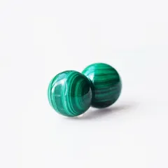 マラカイトのラウンドカボションスタッドピアス　～Gilberte